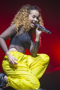 ella-eyre-performs-live-at-manchester-arena-2.jpg