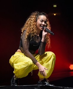 ella-eyre-performs-live-at-manchester-arena-3.jpg