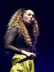 ella-eyre-performs-live-at-manchester-arena-6.jpg