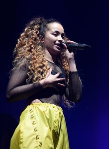 ella-eyre-performs-live-at-manchester-arena-7.jpg