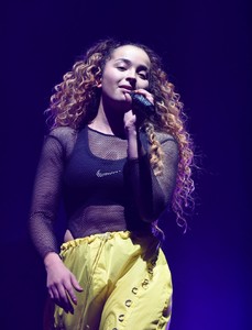 ella-eyre-performs-live-at-manchester-arena-8.jpg
