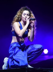 ella-eyre-performs-live-at-the-first-direct-arena-in-leeds-3.jpg