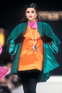 emanuel-ungaro-fw-1990-3.thumb.jpg.d27d77a5400fd2b6b7a867c10c5e5645.jpg