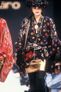 emanuel-ungaro-fw-1990-4.thumb.jpg.520df580320a5109c98fe1dfe8cd3ffa.jpg