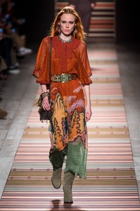 etro-rf18-0603.thumb.jpg.02fe65b45ad5a9ad039addbb093acdf6.jpg