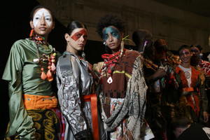 fashion-east-bks-i-rf17-0536.thumb.jpg.5d94f3f461e7a4d6d25562807bfd6ea0.jpg