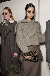 fendi-bks-f-rf18-4125.thumb.jpg.bcb2db72e3bb70928b71a619218520f9.jpg