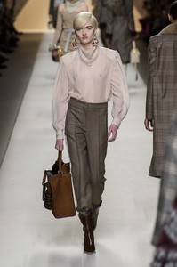 fendi-rf18-0685.thumb.jpg.2619d3d98d420fad7e47e4cc71d60715.jpg
