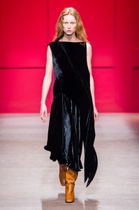 ferragamo-rf18-0924.thumb.jpg.df07e75623683b4272314b7aabd9f09b.jpg