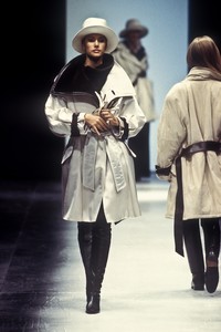 gianfranco-ferre-fw-1993-3.thumb.jpg.4c1fdb497e0dcde1172d5ae1976febcd.jpg