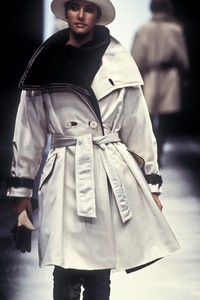 gianfranco-ferre-fw-1993-4.thumb.jpg.b1fa4d83e5d82bd8f94c634ef8f13250.jpg