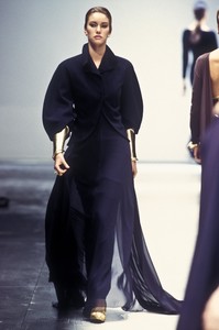 gianfranco-ferre-fw-1993-6.thumb.jpg.4fb56072aec6057904e142067925680c.jpg