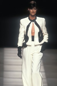 giorgio-armani-fw-1992-6.thumb.jpg.1dede2045e7eb915b523d9f8752fdcca.jpg