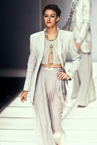 giorgio-armani-ss-1994-11.thumb.jpg.a679e88261e3649b58e3a0eb62d05b1a.jpg