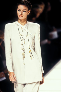 giorgio-armani-ss-1994-9.thumb.jpg.a40bf399685e50c5c75e1229672401ef.jpg