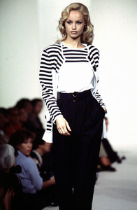 givenchy-ss-1996-12.thumb.JPG.25d439400242c0c60860d804b0c2f4b8.JPG