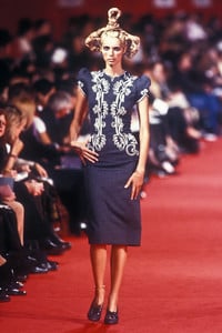 givenchy-ss-1997-1.thumb.jpg.339ab7e624be7eeb16da38da437dba91.jpg