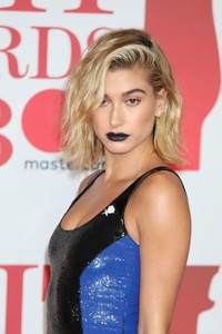 hailey-baldwin-2018-brit-awards-in-london-7.jpg