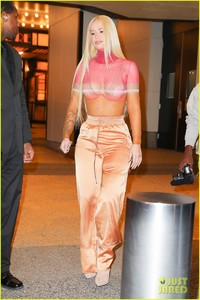 iggy-azalea-receives-rose-from-young-fan-on-valentines-day-01.jpg