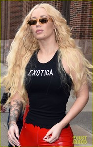 iggy-azalea-receives-rose-from-young-fan-on-valentines-day-02.jpg