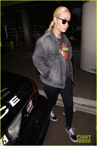 iggy-azalea-returns-home-from-mexican-getaway-01.jpg