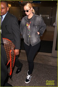 iggy-azalea-returns-home-from-mexican-getaway-03.jpg