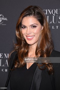 iris-mittenaere-attends-fifty-shades-freed-50-nuances-plus-claires-picture-id914995546.jpg