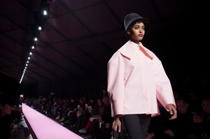 jacquemus-atm-rf17-0282.thumb.jpg.9b1cf84fe761b2043b820d3477b0b4ee.jpg