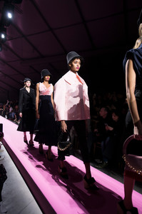 jacquemus-atm-rf17-0359.thumb.jpg.6288912c5123984a4fea1d4976cbac34.jpg