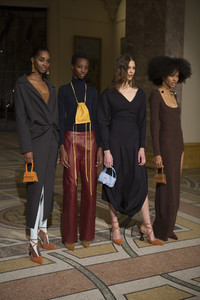 jacquemus-bks-rf18-6213.thumb.jpg.ce9585b39db01f11b8a5e77daf56b69e.jpg