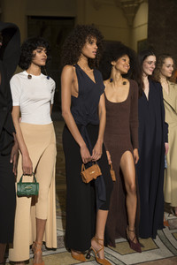 jacquemus-bks-rf18-6391.thumb.jpg.866a1fa3a557aabf477a777175fc39f8.jpg