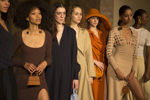 jacquemus-bks-rf18-6398.thumb.jpg.974546d12bc767afc661ebf5271655df.jpg
