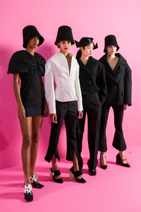 jacquemus-bks-v-rf17-0488.thumb.jpg.0a1d0033147916c77cc0799d9615792b.jpg