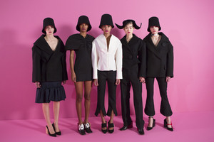 jacquemus-bks-z-rf17-4324.thumb.jpg.9b74762e2e1437c6aa39a906933bdd20.jpg
