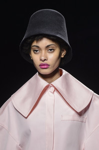 jacquemus-clp-rf17-1900.thumb.jpg.bf97cf8dedf192b645c303ed4b8edf02.jpg