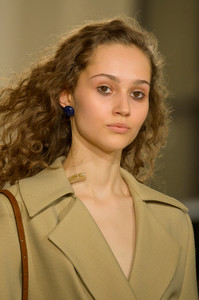 jacquemus-clp-rf18-1099.thumb.jpg.5cf13d0e7250dd07b34e942efa347fcc.jpg