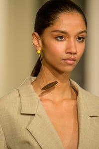 jacquemus-clp-rf18-1434.thumb.jpg.f06220a3b7f41a2d11bfd87a592fce2a.jpg