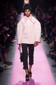 jacquemus-rf17-1850.thumb.jpg.f01d5b52732747e58238c3150abb26b6.jpg
