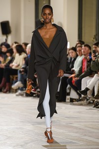 jacquemus-rf18-0454.thumb.jpg.365b6c04a091d4d77a2c943f14c0706a.jpg