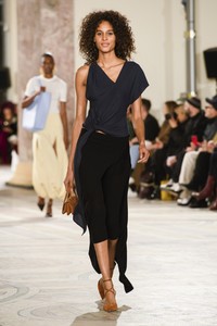 jacquemus-rf18-0595.thumb.jpg.7634b6737cd4c242d0529b996a42803c.jpg