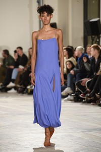 jacquemus-rf18-1222.thumb.jpg.0b9cff649c5e2ca1ab2aa50d10859049.jpg