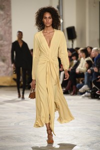 jacquemus-rf18-1259.thumb.jpg.39de22ed1062125996f64d63d5762261.jpg