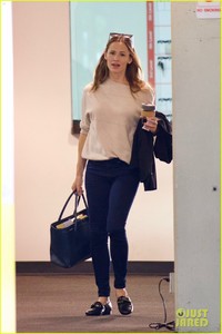 jennifer-garner-enjoys-story-time-with-dog-birdie-01.jpg