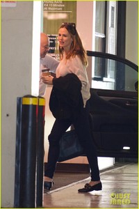 jennifer-garner-enjoys-story-time-with-dog-birdie-05.jpg