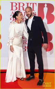 jessie-ware-hubby-sam-burrows-couple-up-at-brit-awards-2018-06.jpg