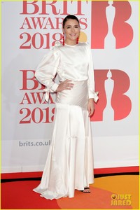 jessie-ware-hubby-sam-burrows-couple-up-at-brit-awards-2018-09.jpg