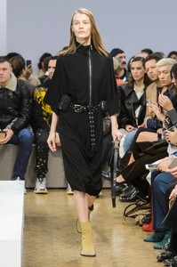 jw-anderson-rf18-0300.thumb.jpg.ebdbe0b5c31e79667fe1873a2054542e.jpg