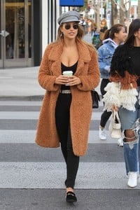 kara-del-toro-displays-ample-cleavage-while-shopping-in-beverly-hills-4.jpg