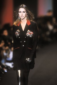 karl-lagerfeld-fw-1991-2.thumb.jpg.e2a121a3013a3b63f03e0bb96af165d4.jpg