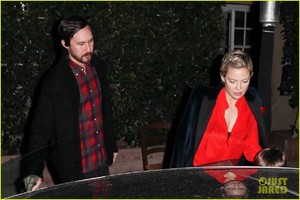 kate-hudson-Danny-Fujikawa-step-out-for-valentines-day-dinner-01.jpg